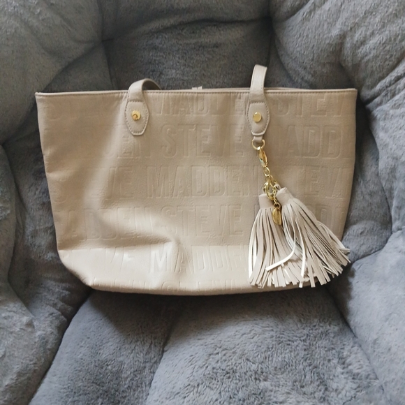 Steve Madden Tote w/ tassel Keychain - Picture 3 of 10